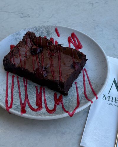 Vişneli Beyaz Çikolatalı Brownie görseli