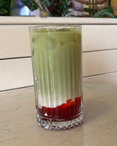 Çilekli Iced Matcha Latte görseli