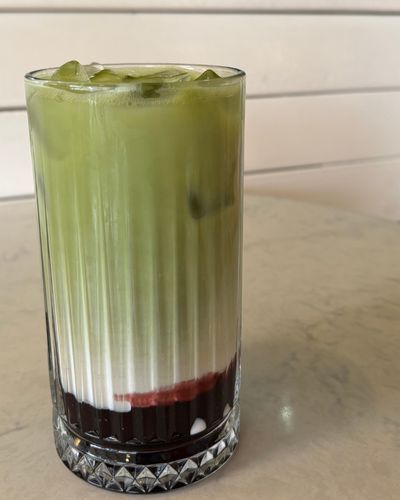 Kırmızı Orman Meyveli Iced Matcha Latte görseli